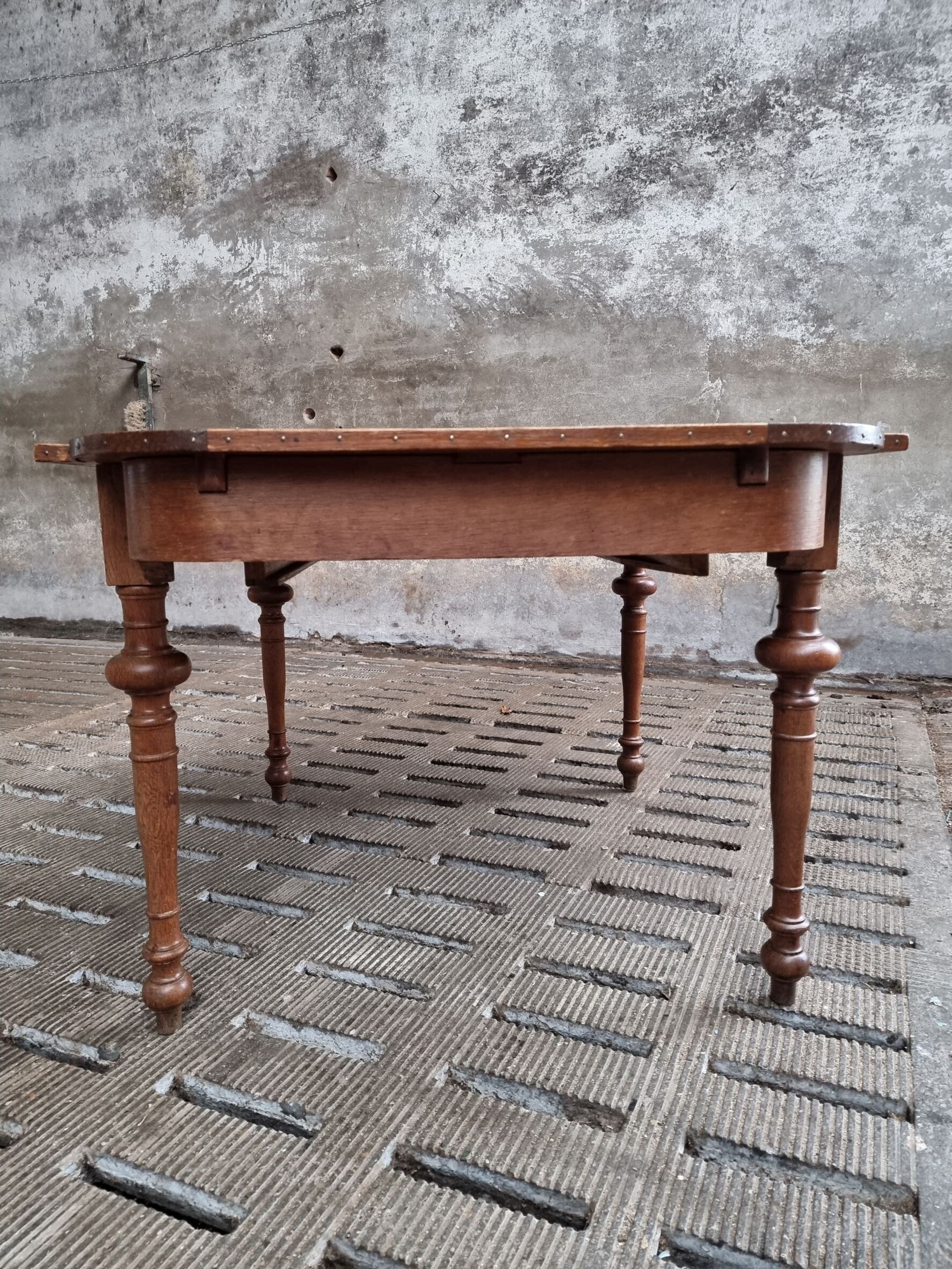 Antique extendable diningtable