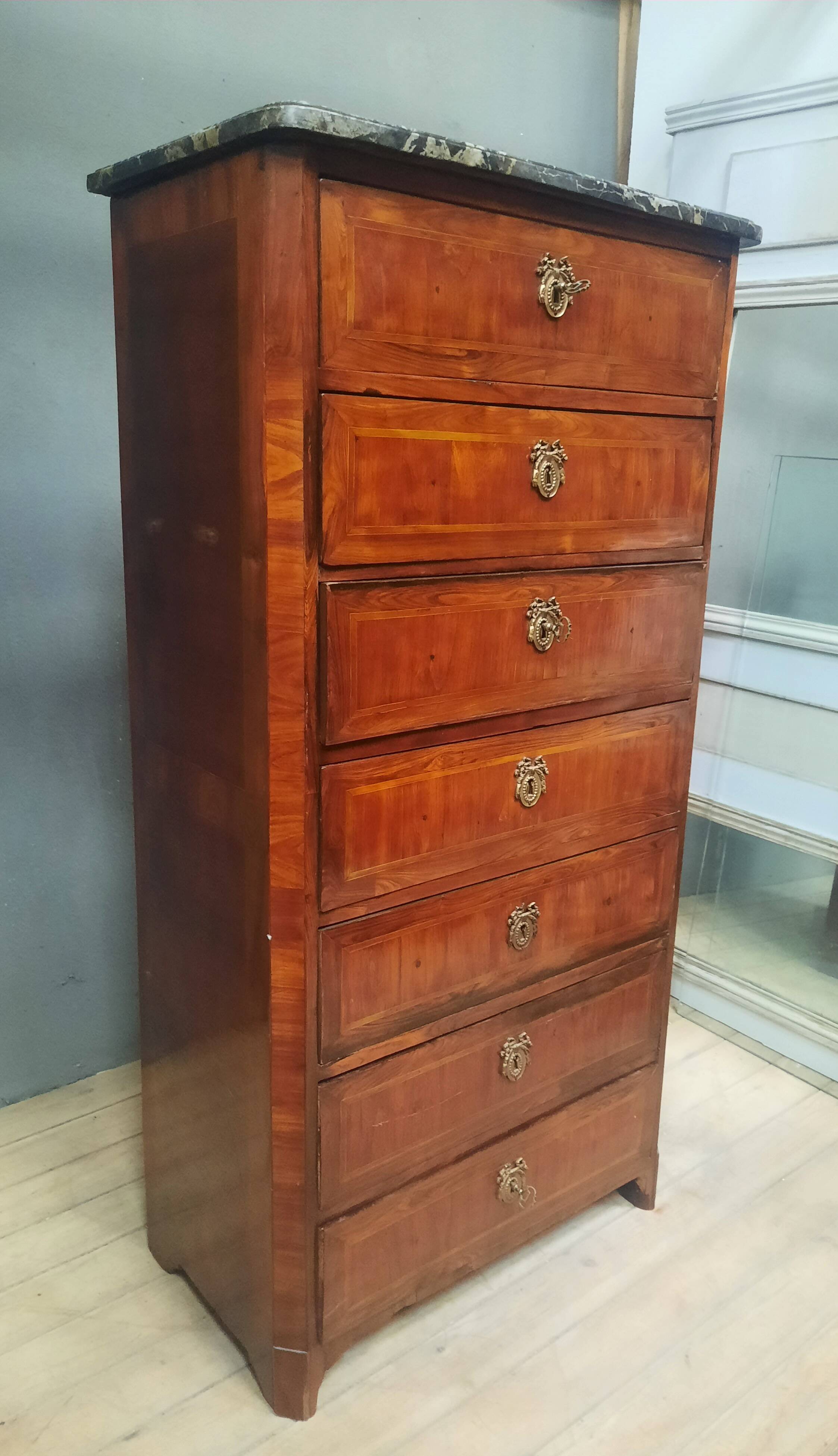 Eighteenth-century wooden veneer chest of drawers
