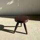 tabouret en bois massif brun assise circulaire plate