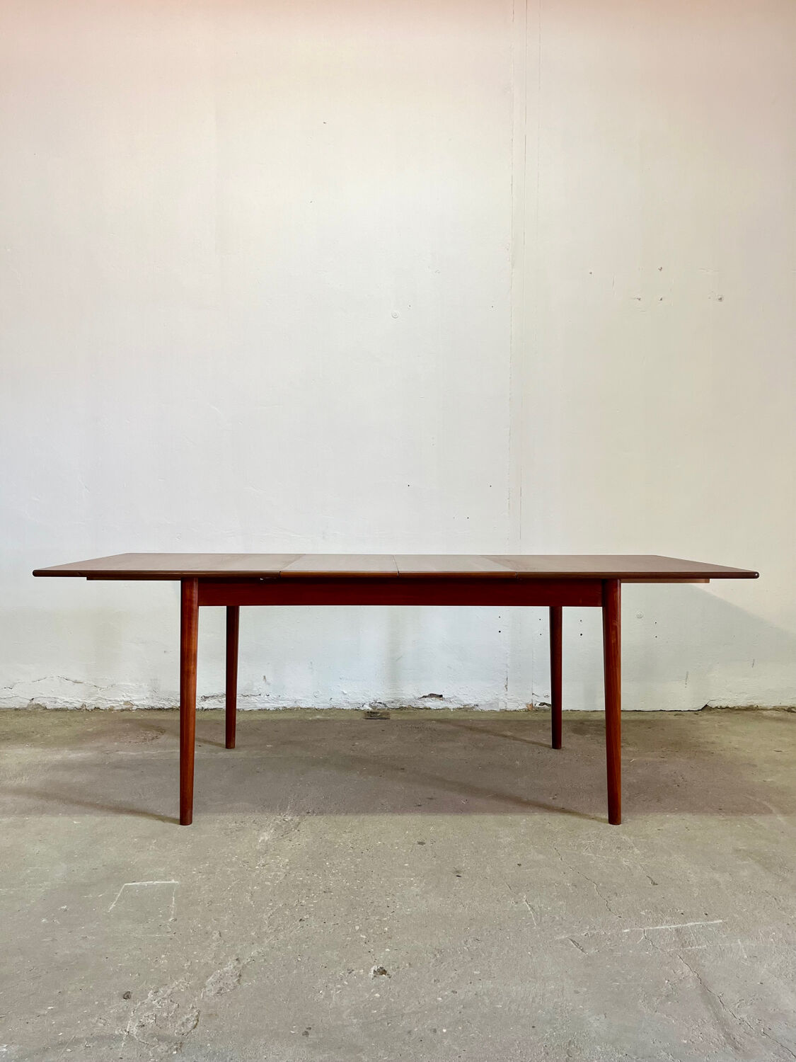 Scandinavian table with extensions