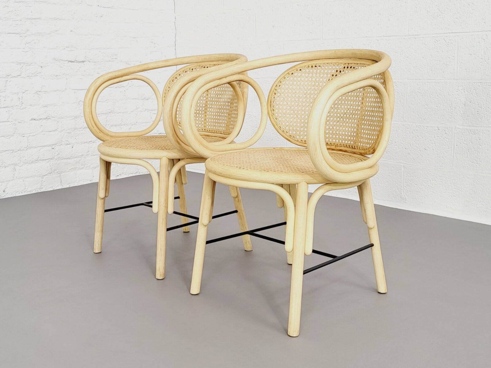 Paire de fauteuils en rotin et cannage