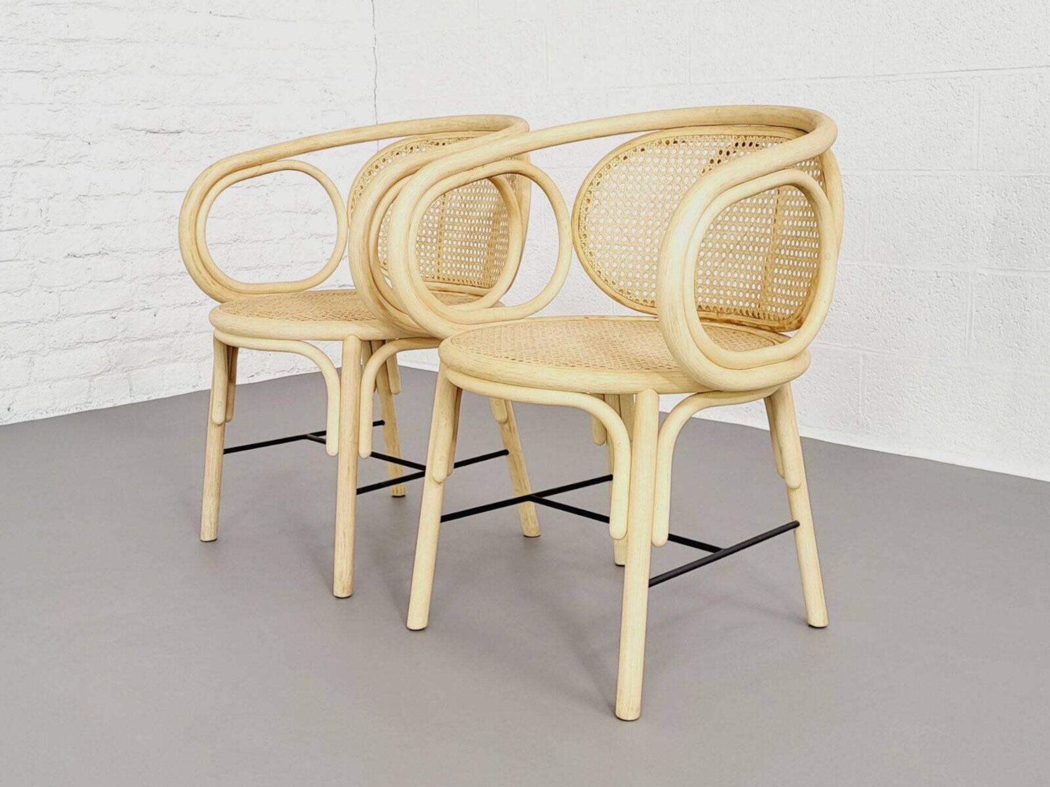 Paire de fauteuils en rotin et cannage