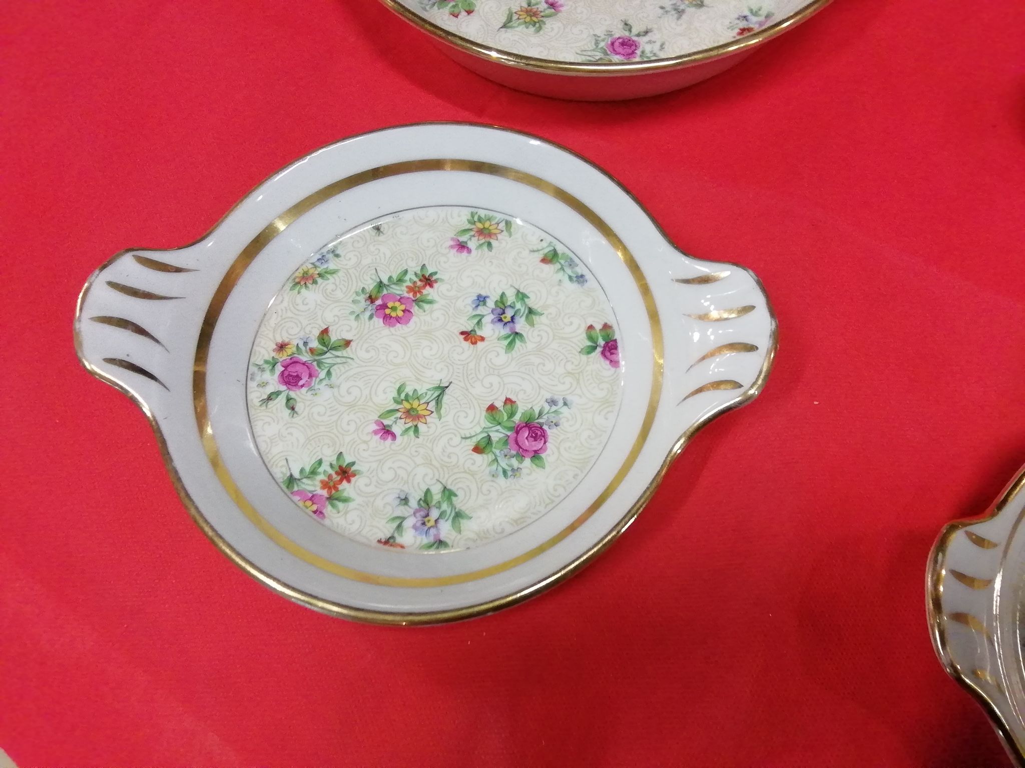 4 dishes or flowery ramekins