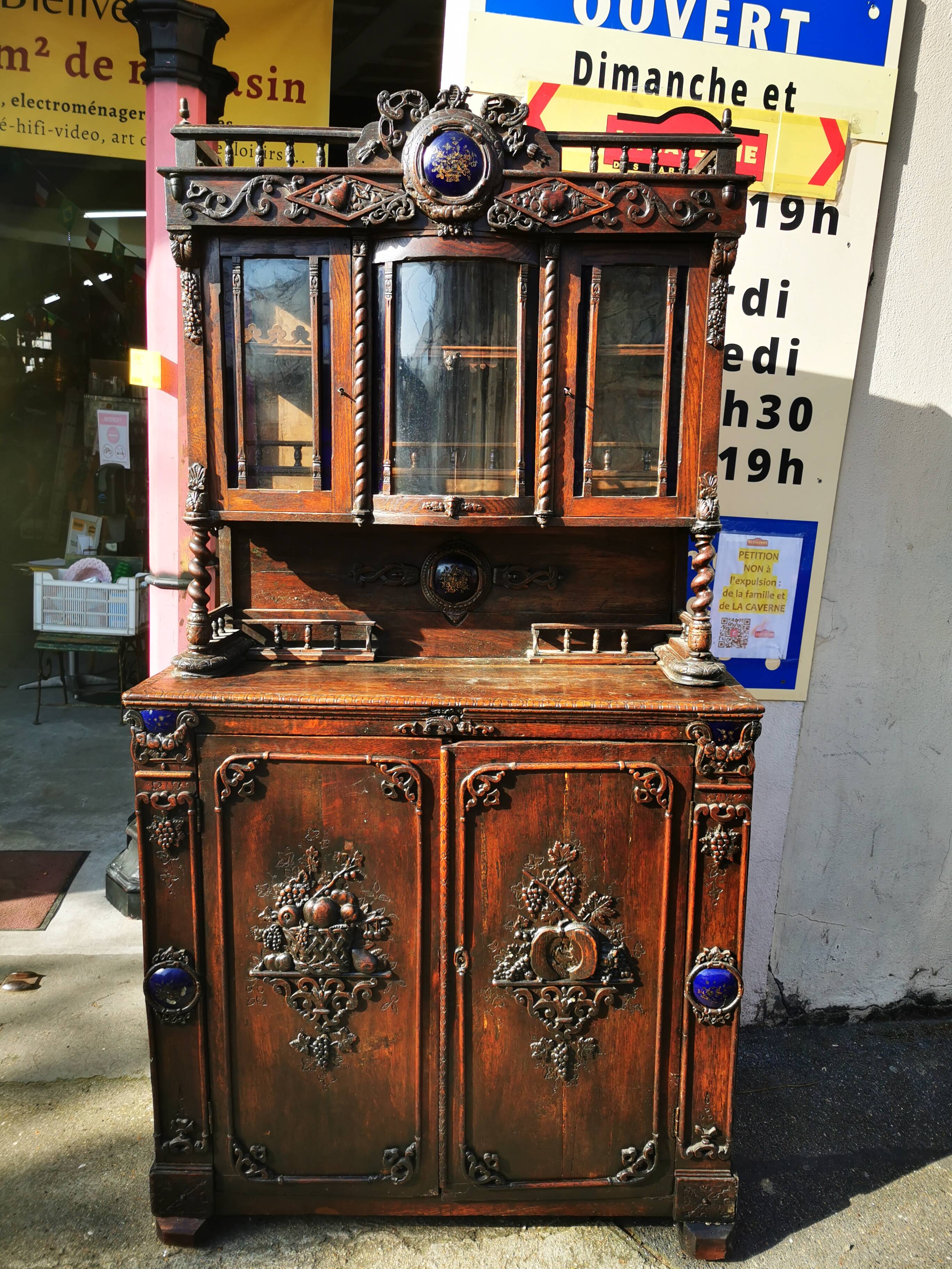 Cabinet / Vaisselier ancien richement sculpté 19éme