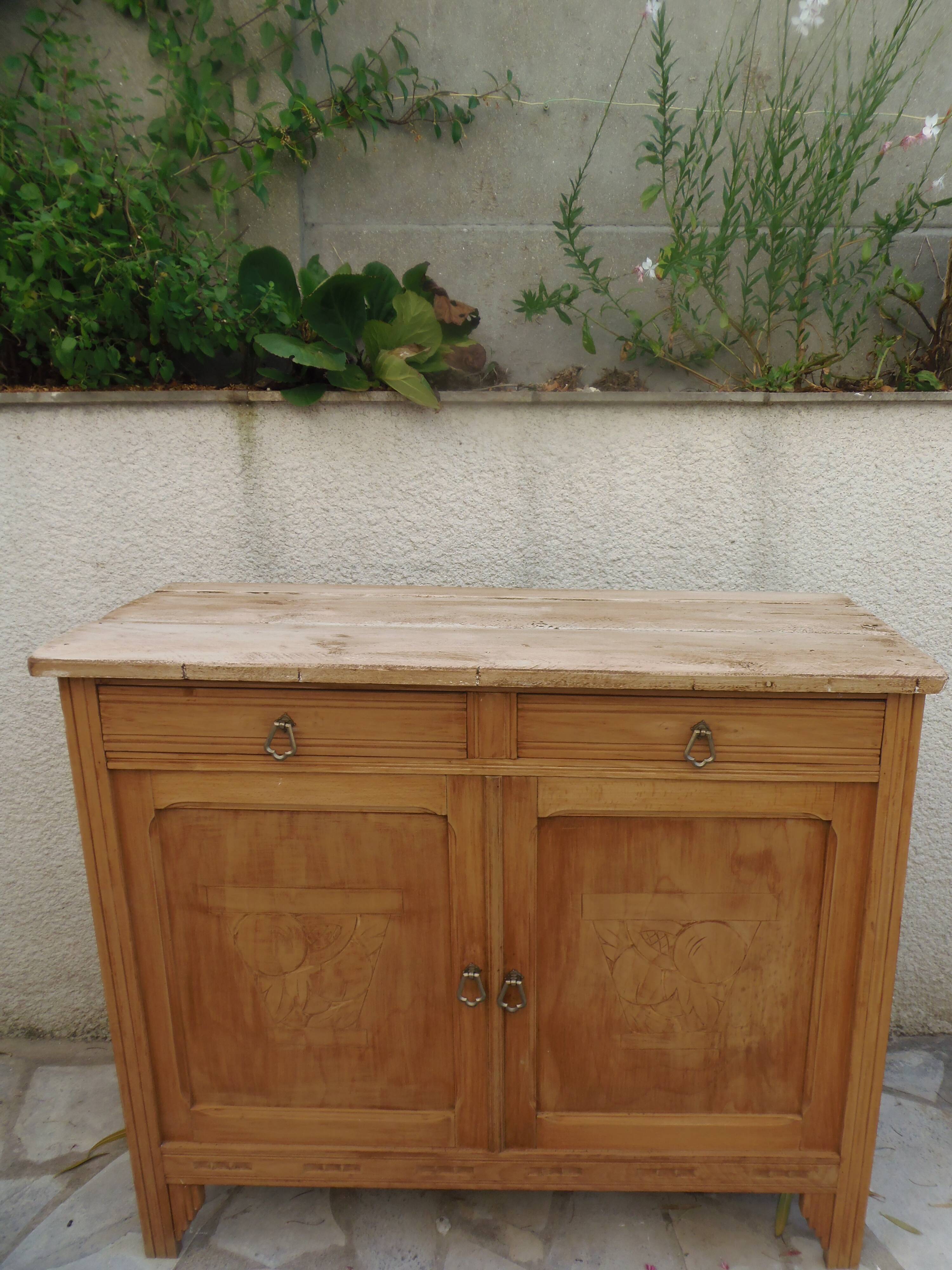 Buffet Art Déco en bois naturel, charme authentique.