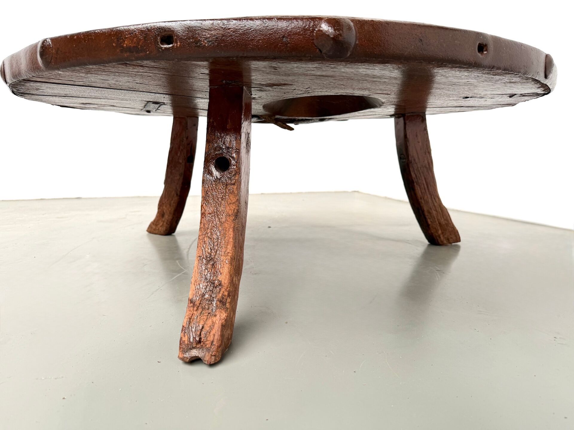Brutalist Circular Coffee Table in Solid Wood – Brazilian Folk Art