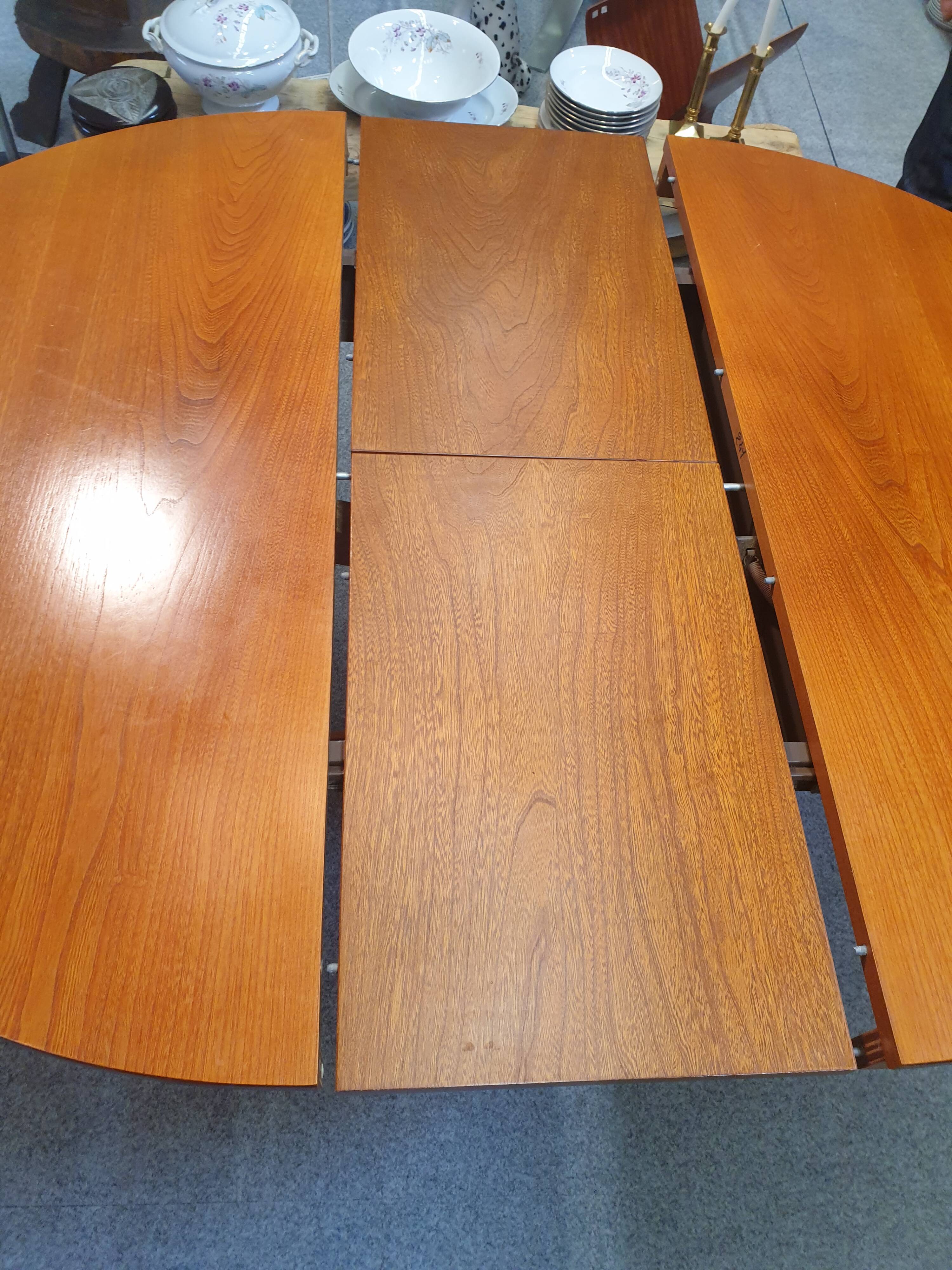 Table scandinave
