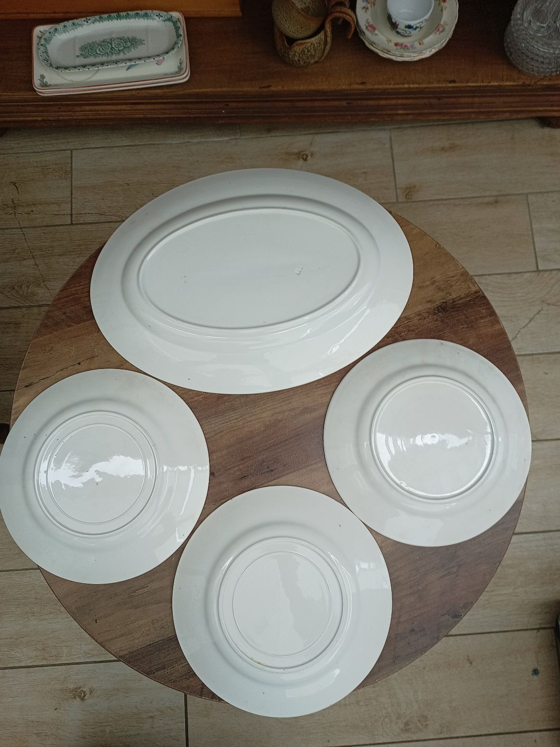 Lot 1 large oval dish and 3 bird plates Green background