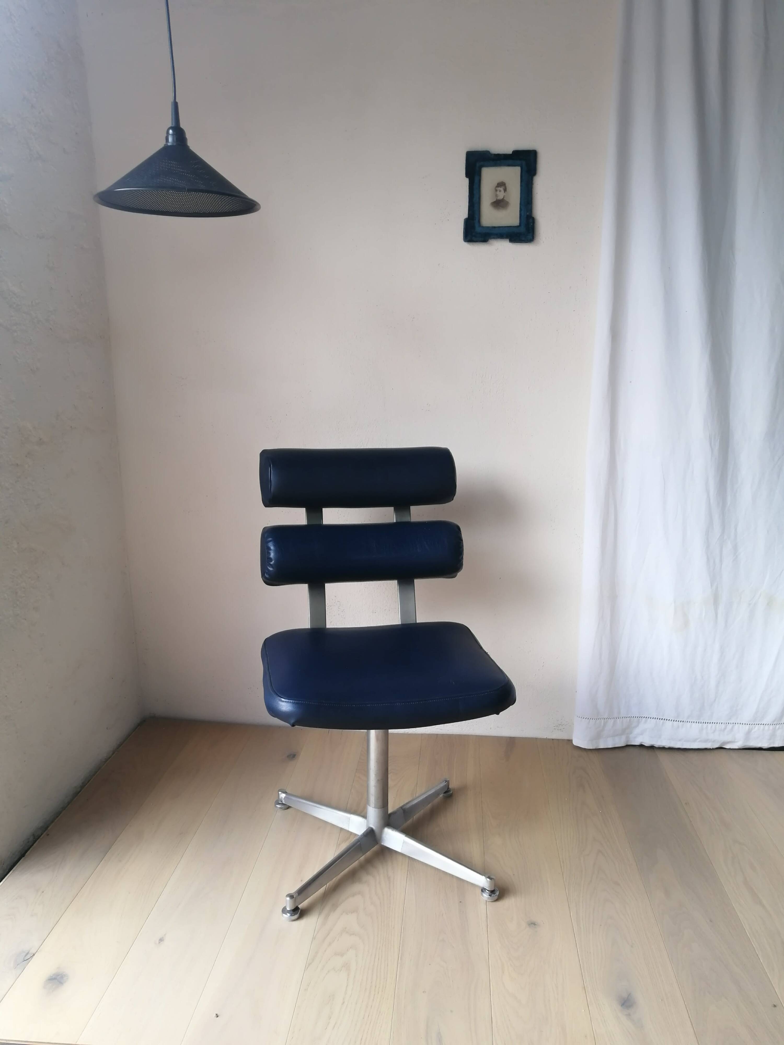 Set of 4 1970s hairdresser chairs in Space Age style.