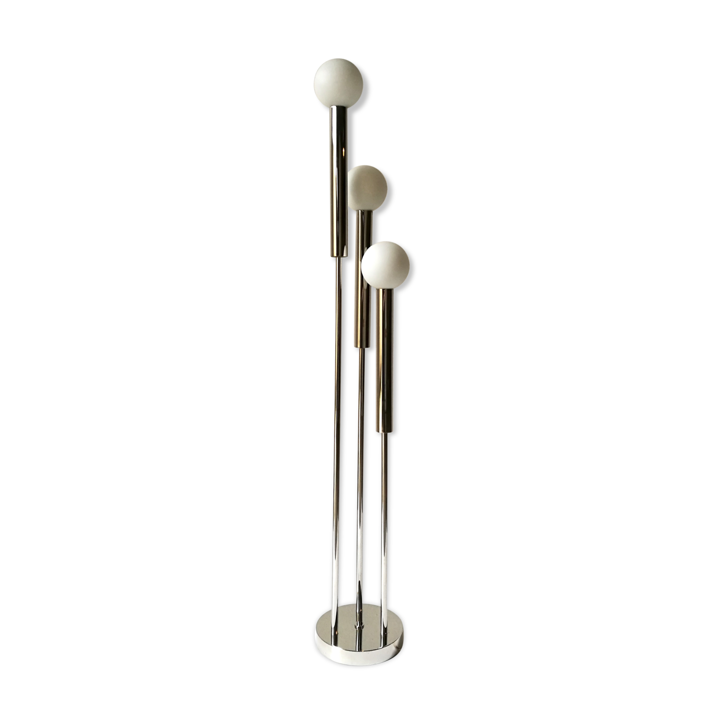 Lampadaire années 70 chromé 3 boules opalines blanche