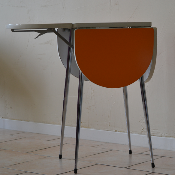 Entire table folding and stools orange and white formica 60s