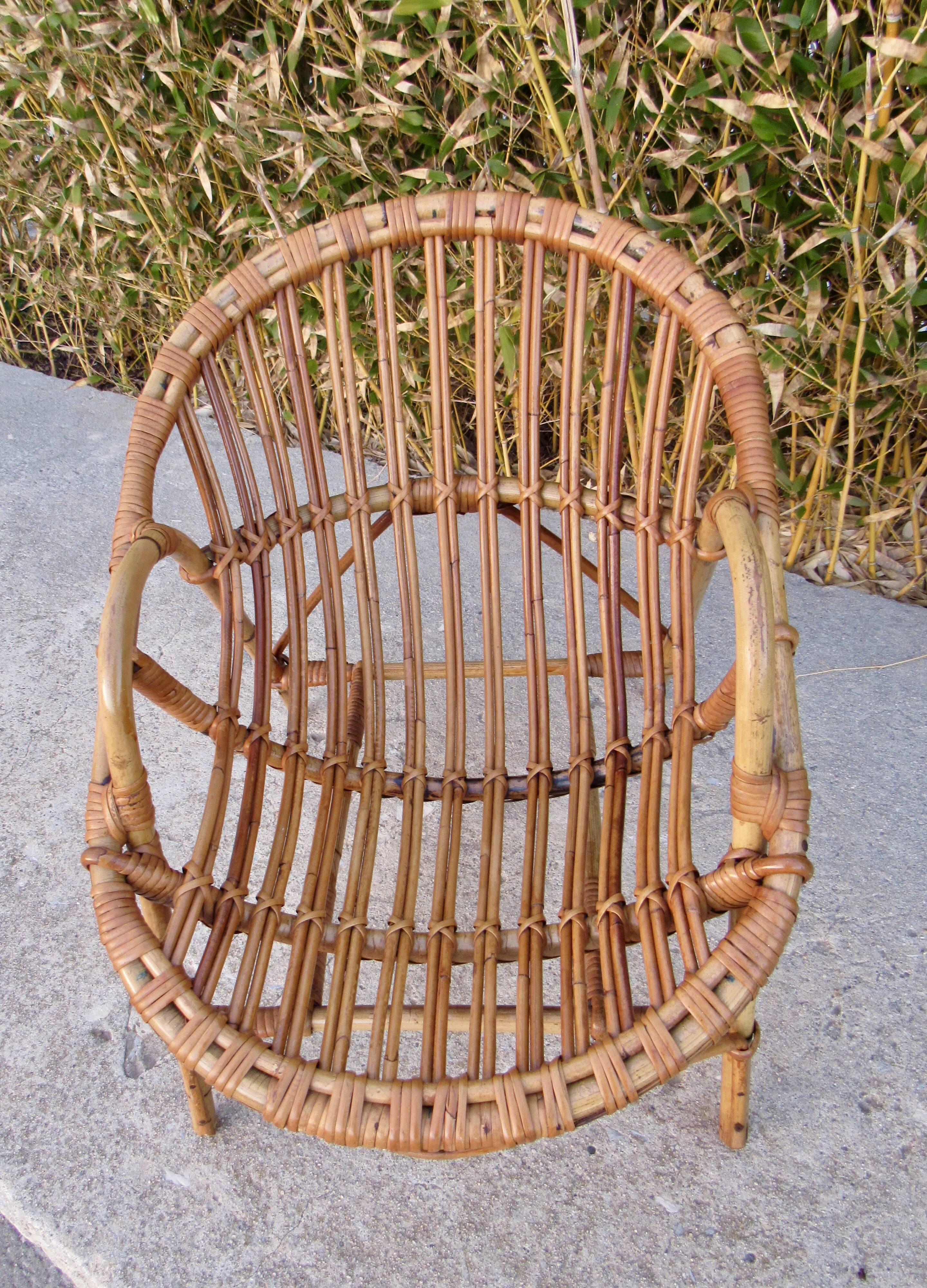 Set de trois fauteuils en rotin.