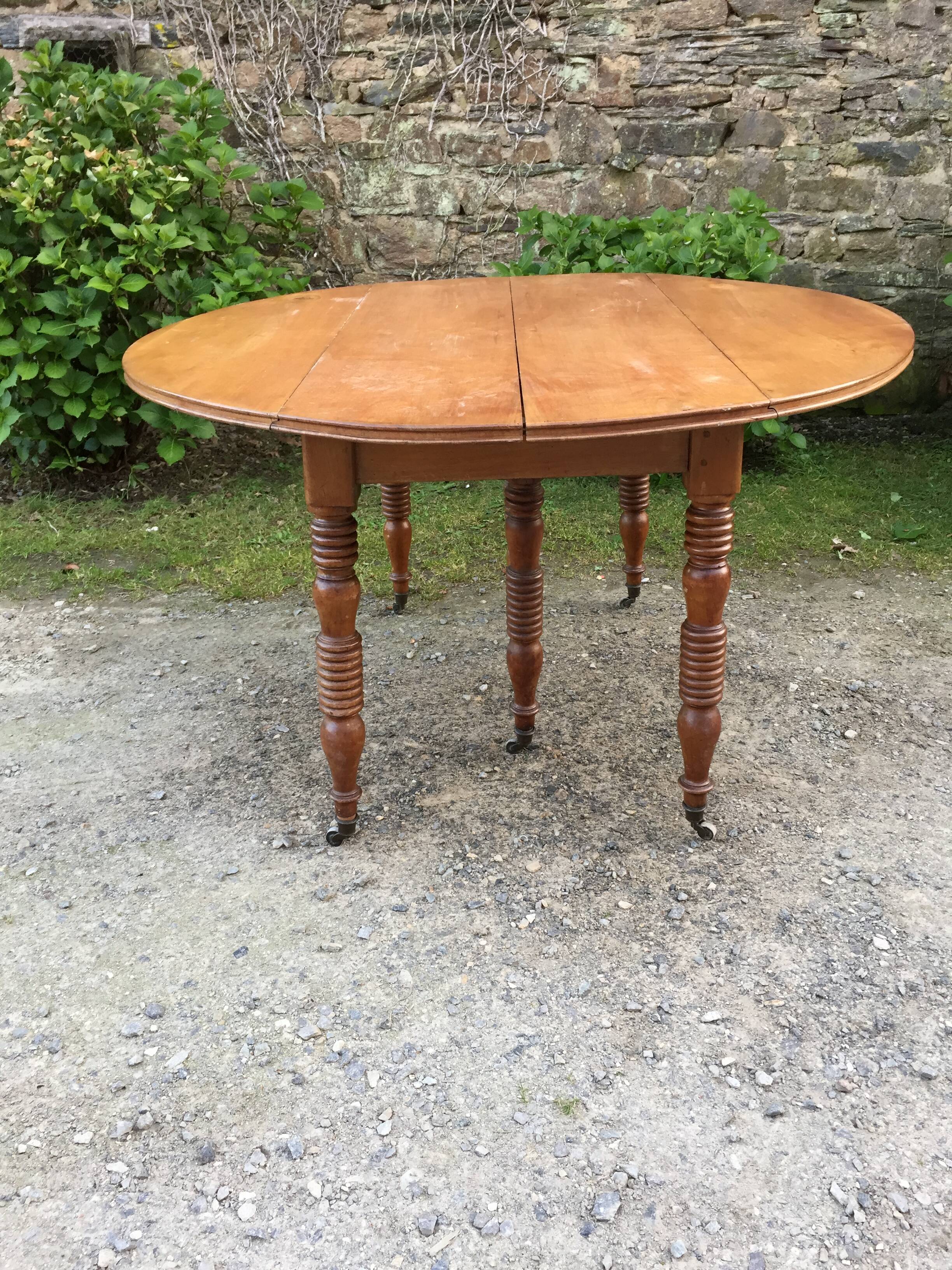 Old oval table Louis Philippe with 6 feet