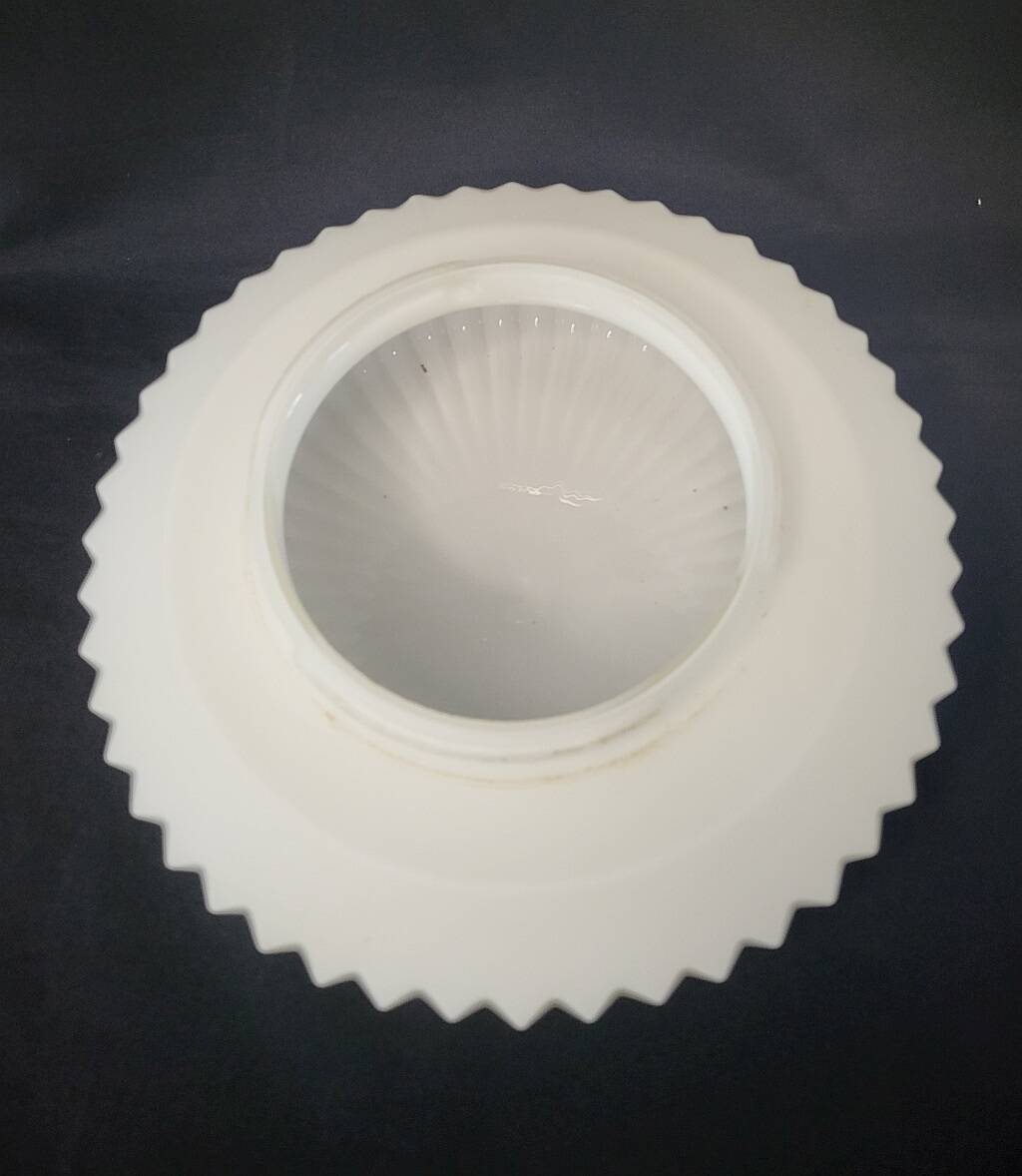 Plafonnier en verre blanc mat nervuré