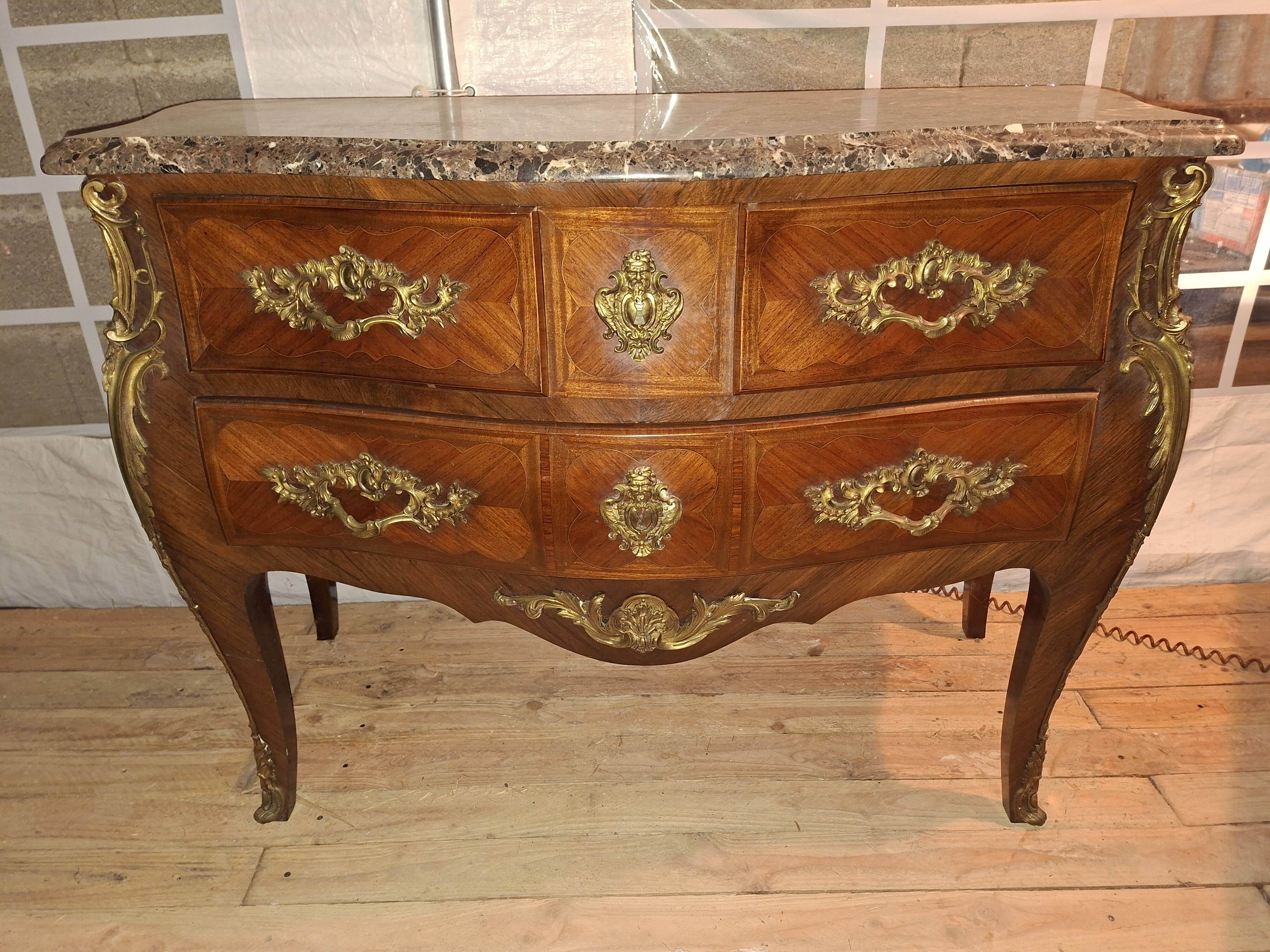 Commode sauteuse galbée de style Louis XV en marqueterie et bronzes dorés (