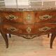 Commode sauteuse galbée de style Louis XV en marqueterie et bronzes dorés (