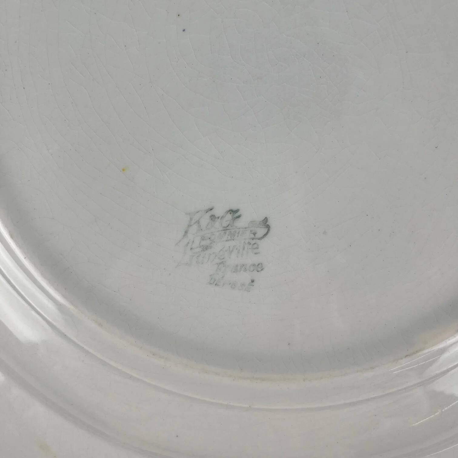 Round plate Art Nouveau KG Lunéville, model "Pommier", 1900-1930
