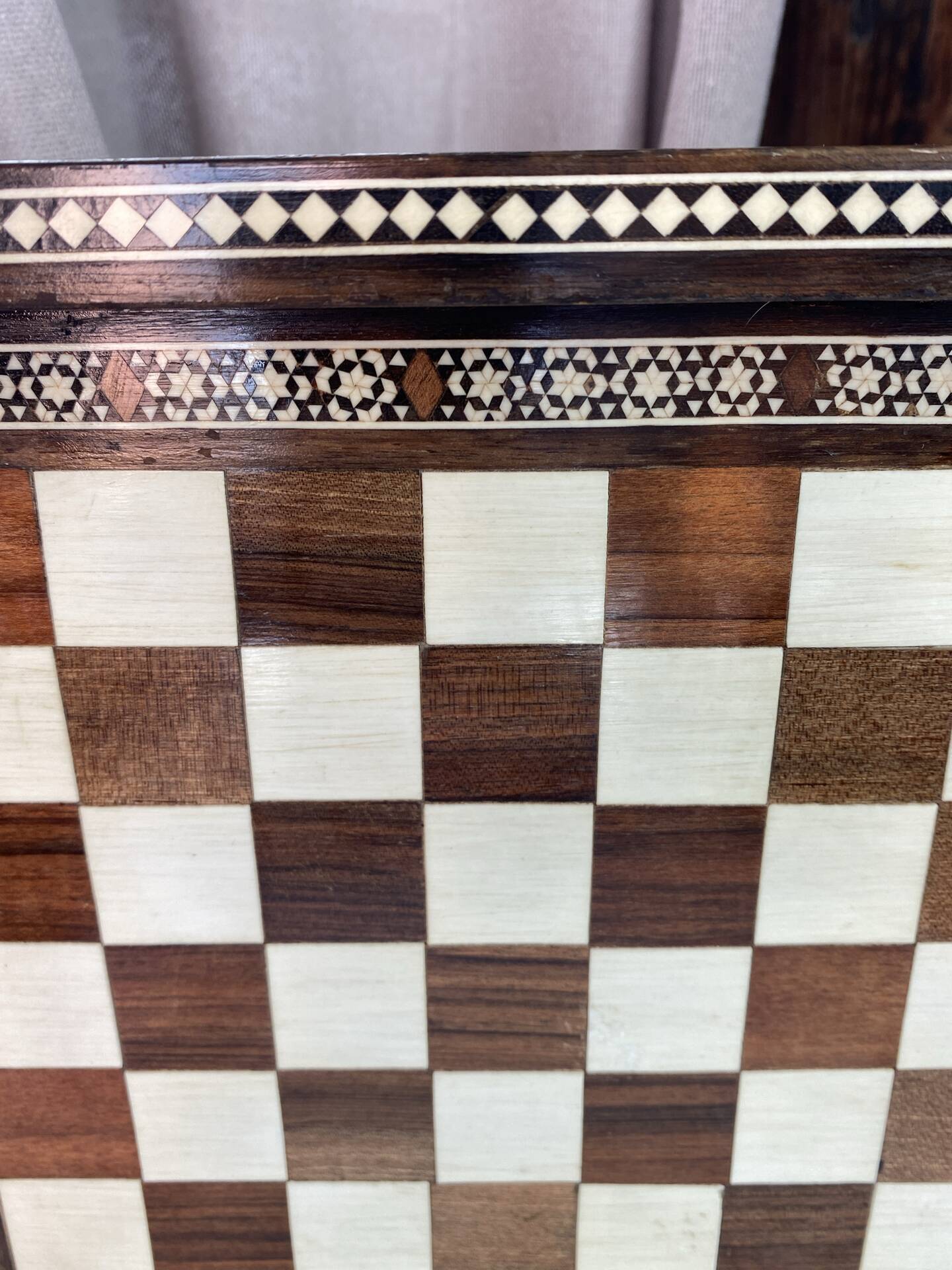 Jeu d’échec en marqueterie 
