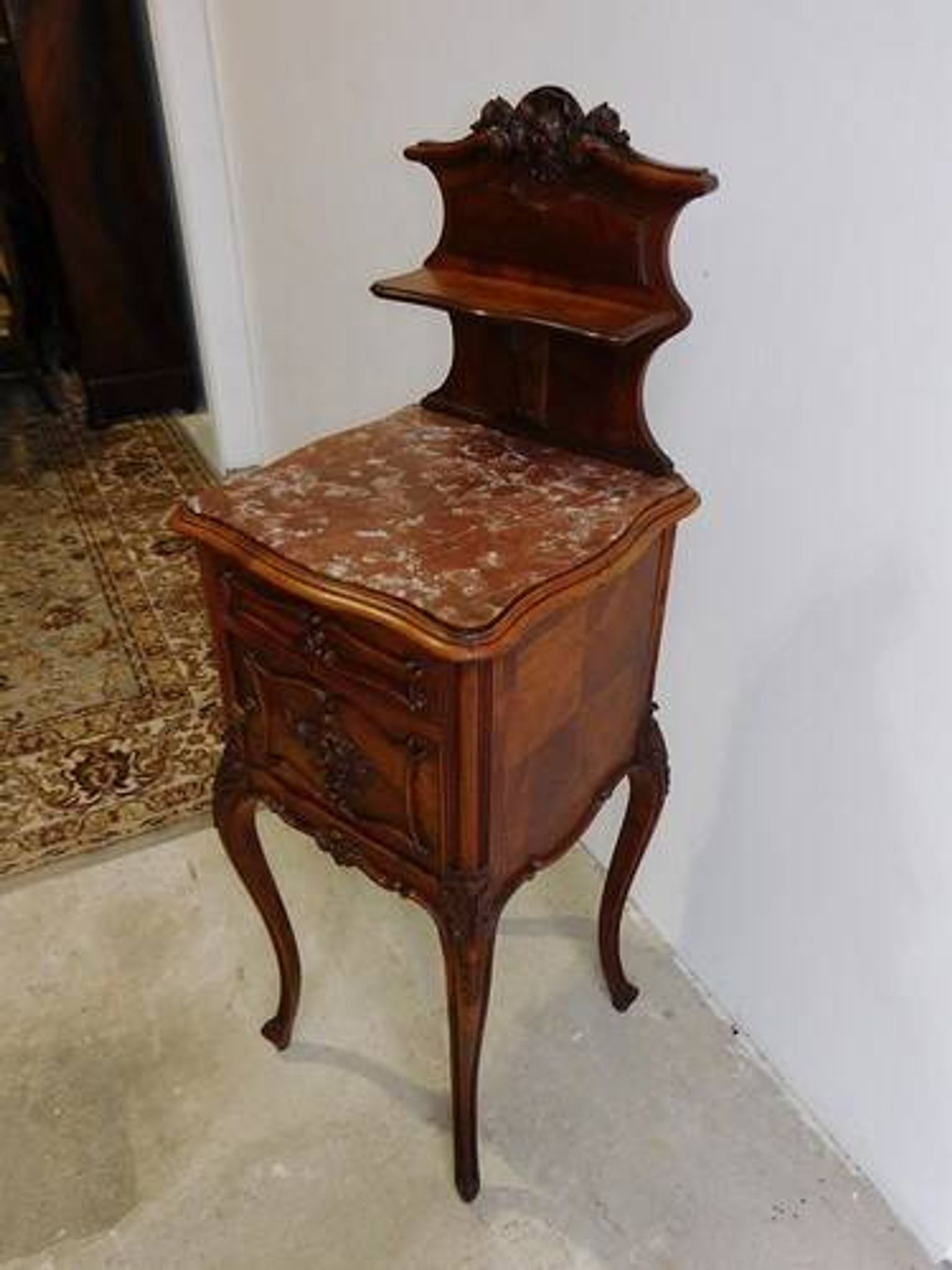 Chevet rocaille en noyer