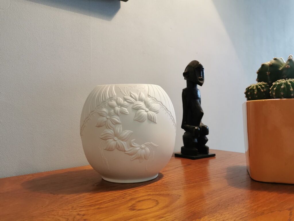 Vase en biscuit blanc signé Kaiser  M FREY Kaiser ( Germany)