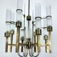 Lustre à huit bras en laiton et tube de verre. Italie des années 1960, Sciolari