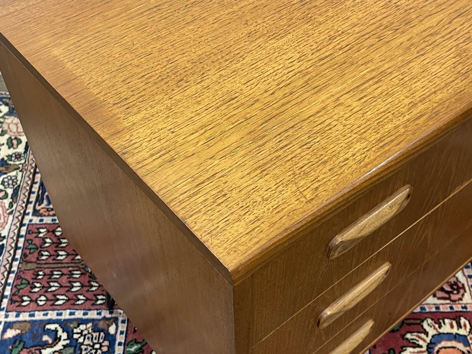 Commode 3 tiroirs GPlan en teck des années 1970 avec pieds compas
