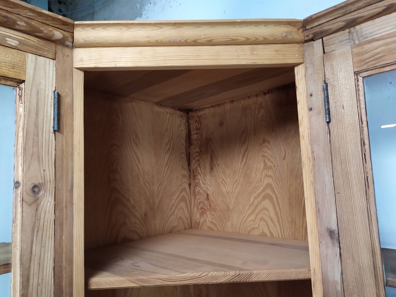 Bistro corner bookcase