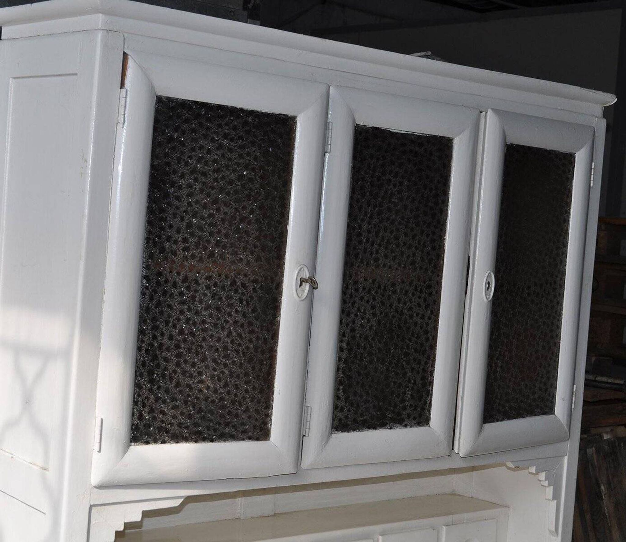 Buffet en pin peint gris avec vitrine et verre effet miroir, début XXe siècle