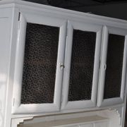 Buffet en pin peint gris avec vitrine et verre effet miroir, début XXe siècle