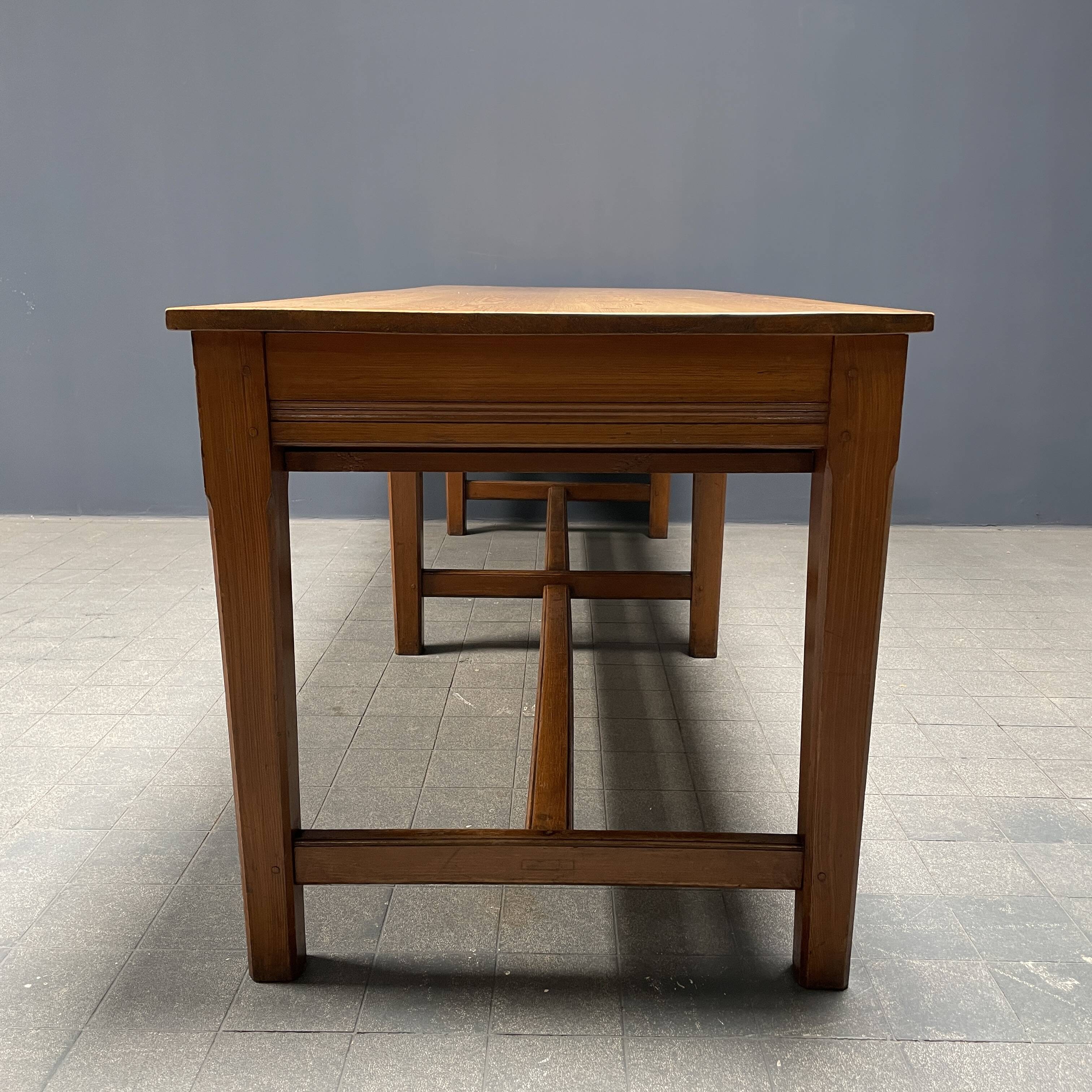 Grande table à draperie en bois antique