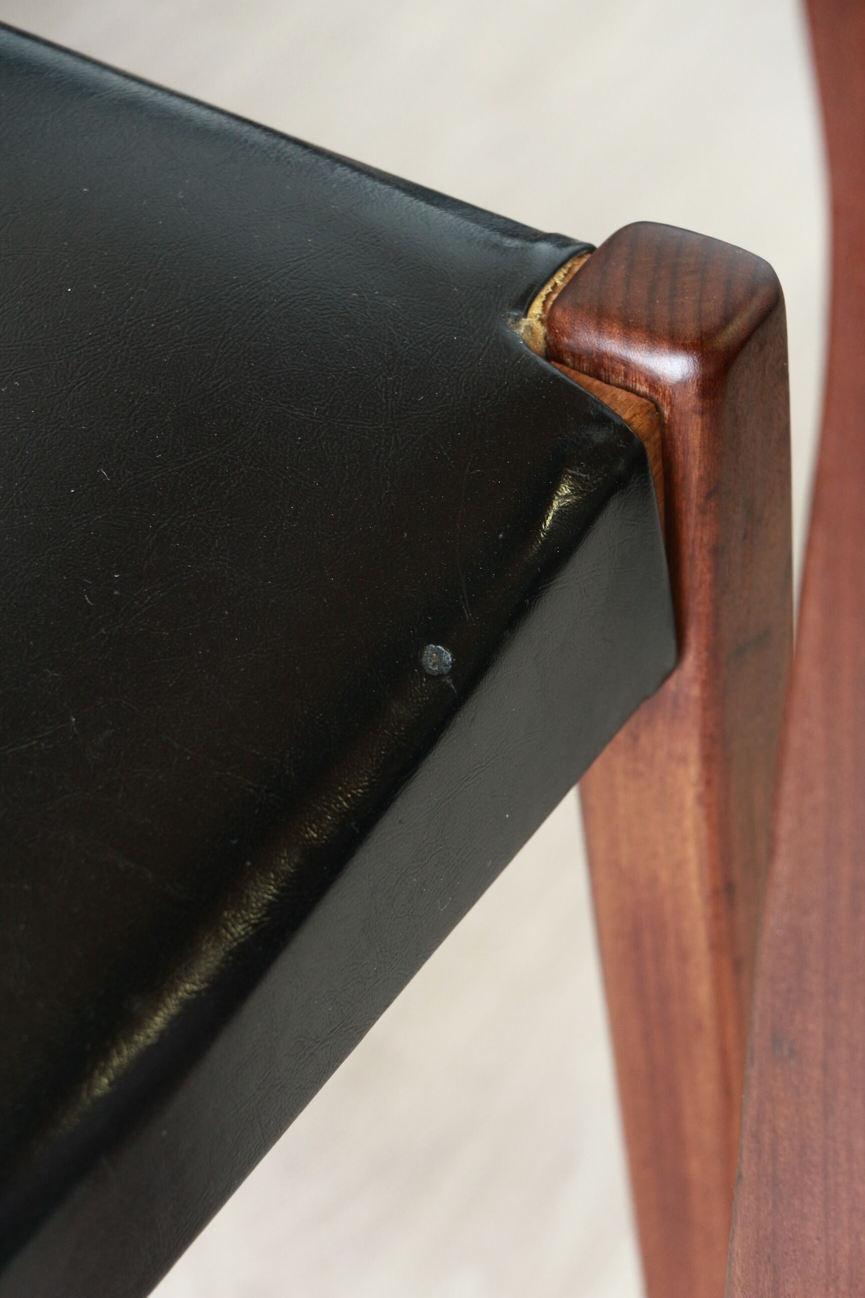 Series of 6 chairs in skai and teak