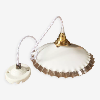 Serrated opaline suspension