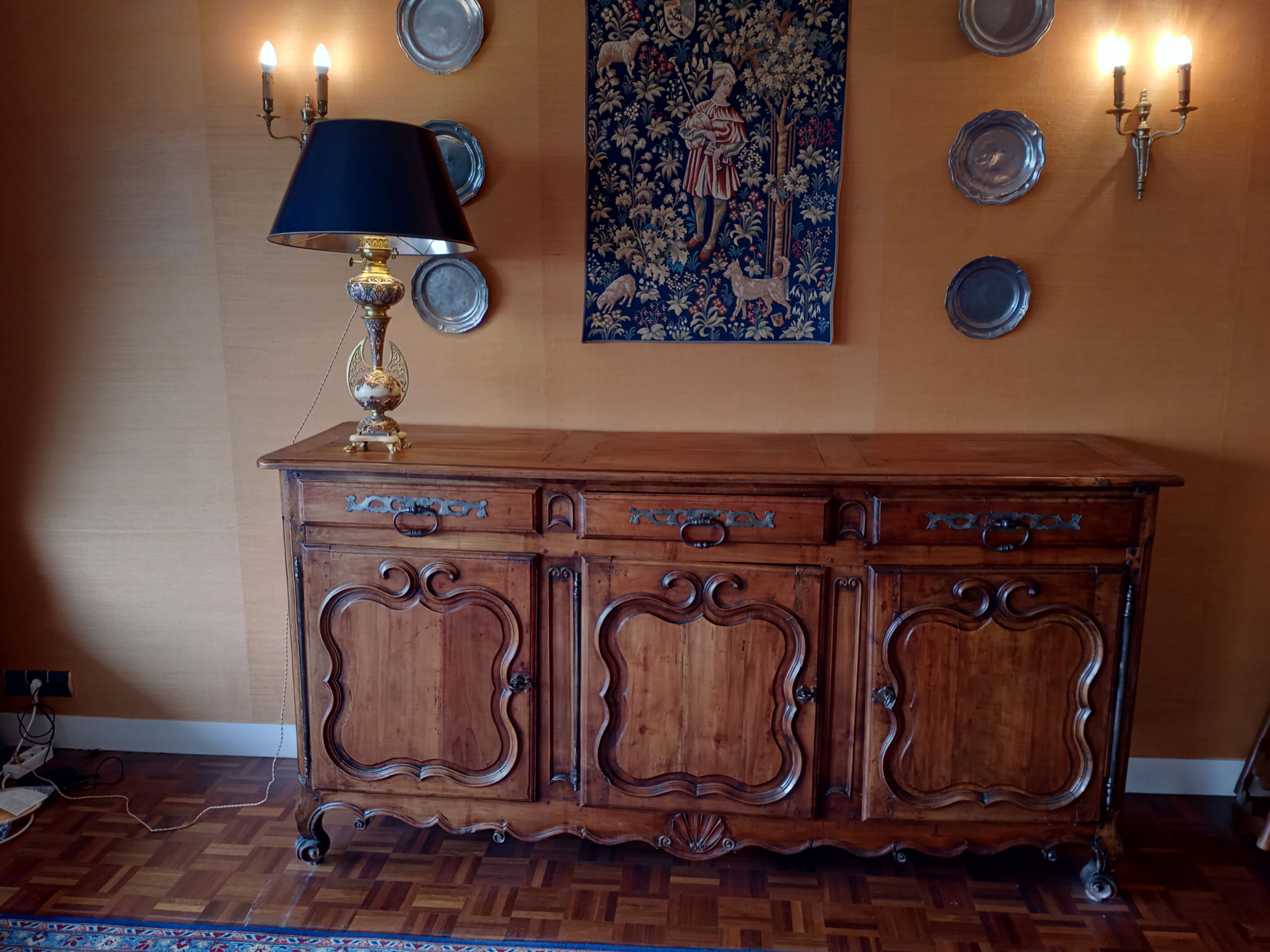 Buffet Louis XV en noyer 19 eme