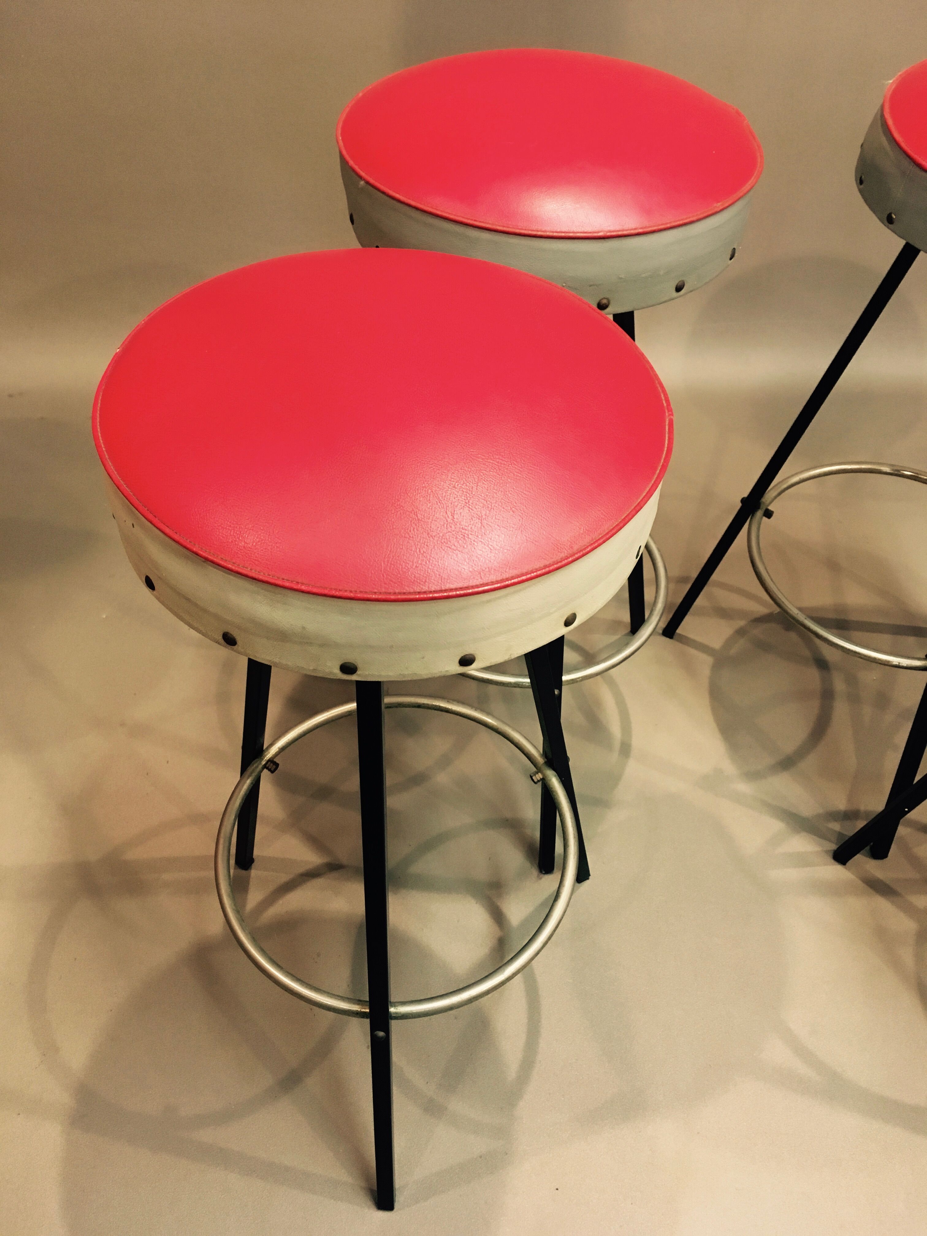 Suite of 4 stools "DESIGN 1950".