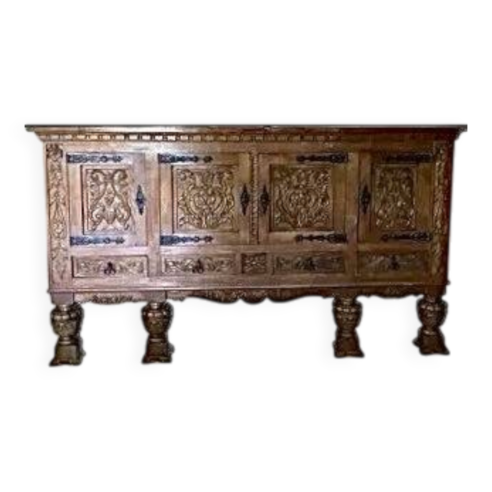 Buffet in the style of Italian Renaissance.