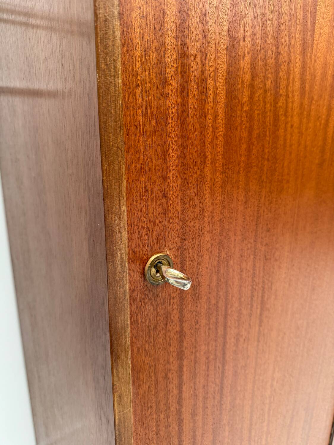 Standing man entrance cabinet
