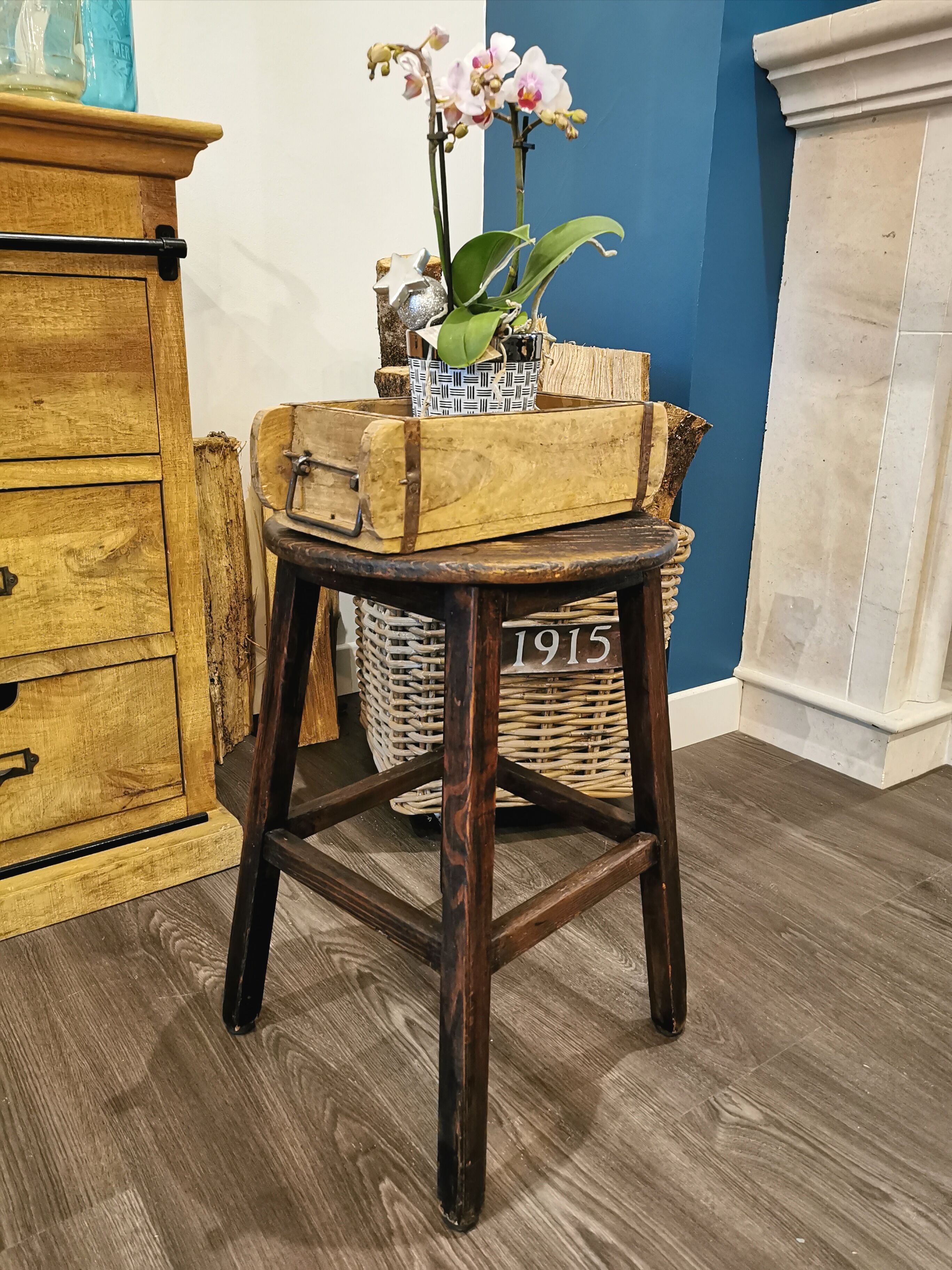 4-foot tabouret