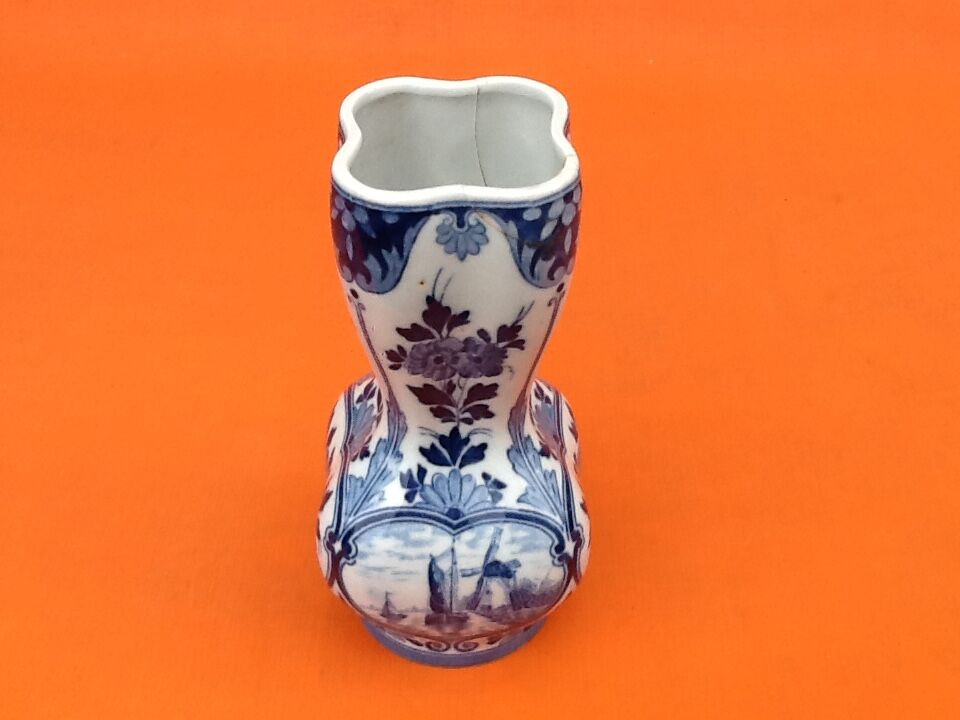 Delft d533 earthenware vase