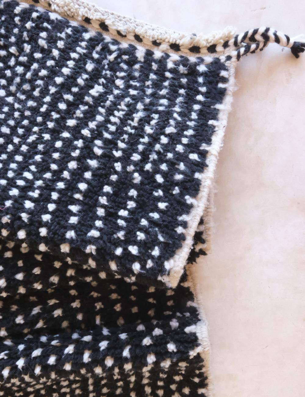 Tapis Noir à pois - 304 x 225 cm