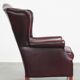 Fauteuil à oreilles en cuir de vachette rouge bordeaux de style anglais