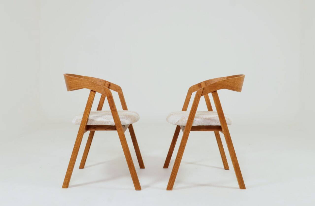 Set of 6 rustic oak wood dining chairs in safari beige.