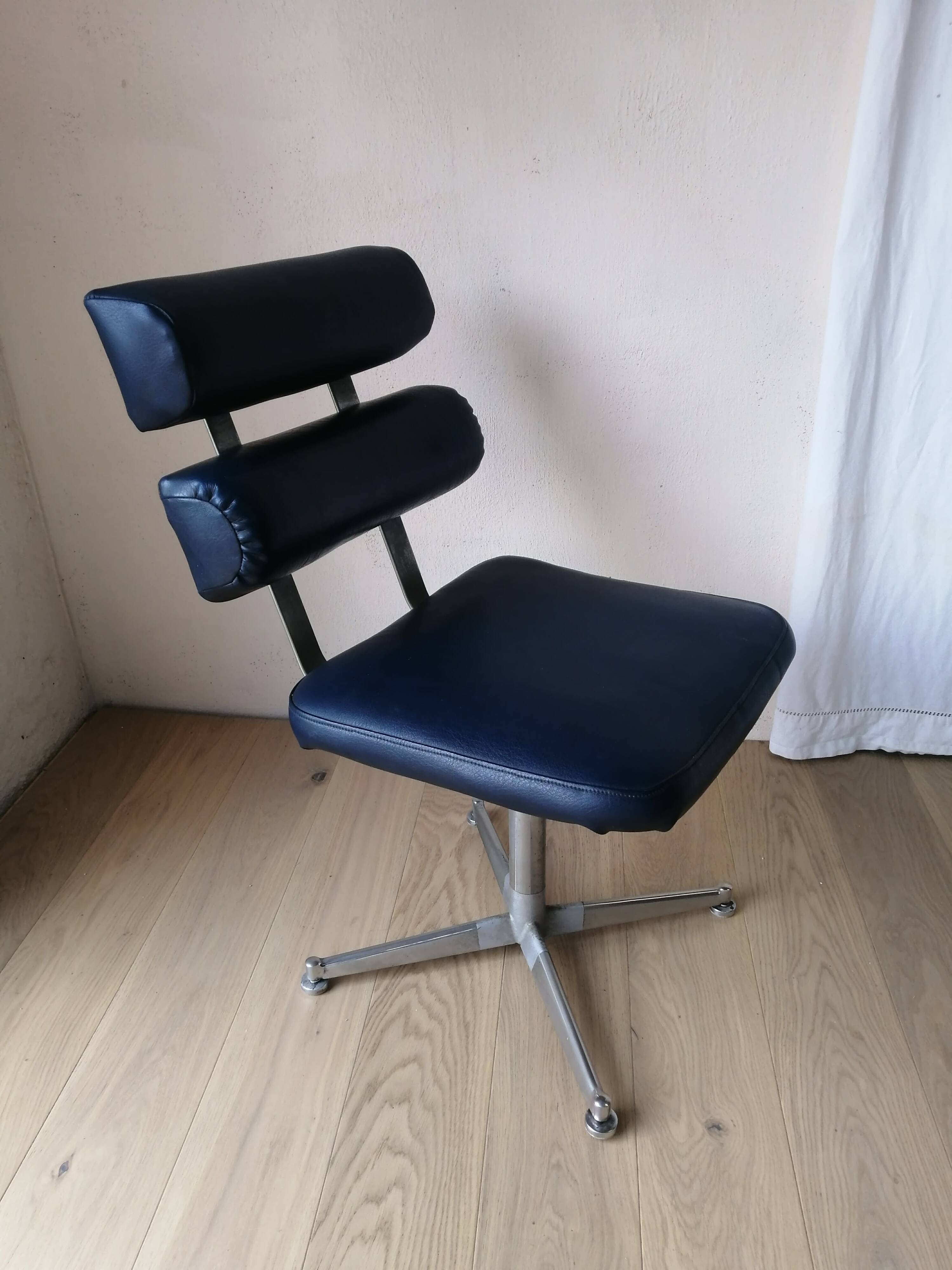 Set of 4 1970s hairdresser chairs in Space Age style.