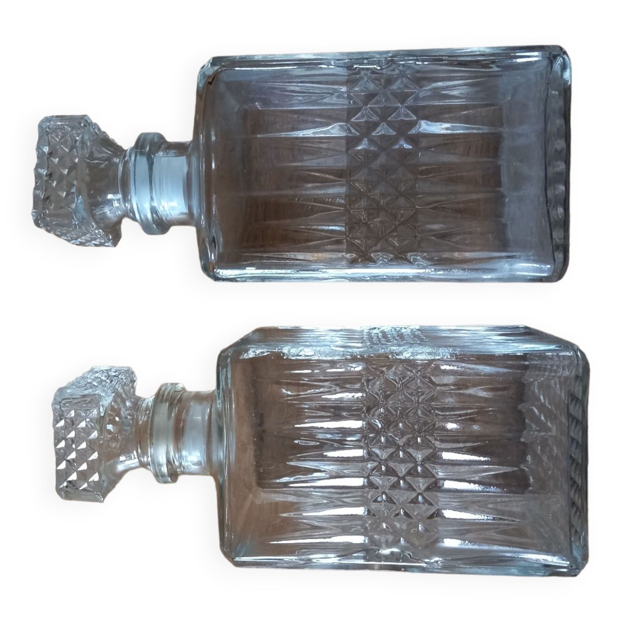 1 set of 2 whisky decanters