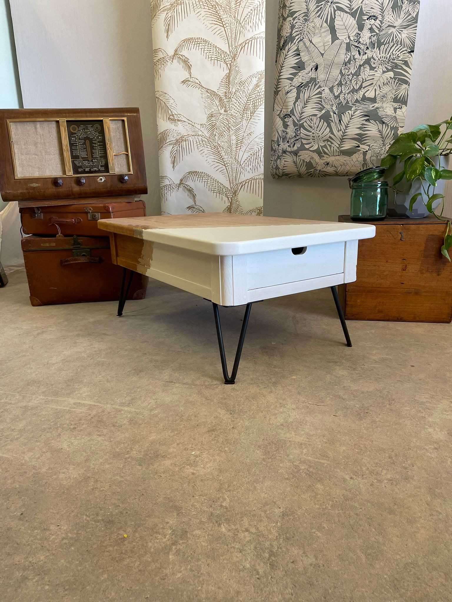 Coffee table with pin legs and gold leaf