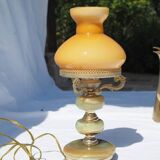 Lampe en onyx, laiton et abat jour en opaline orangée