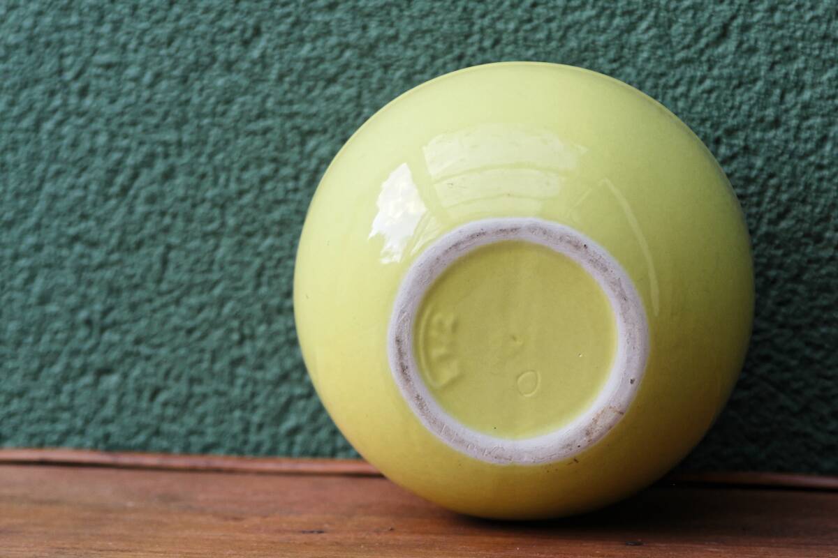 Vase boule jaune, années 50