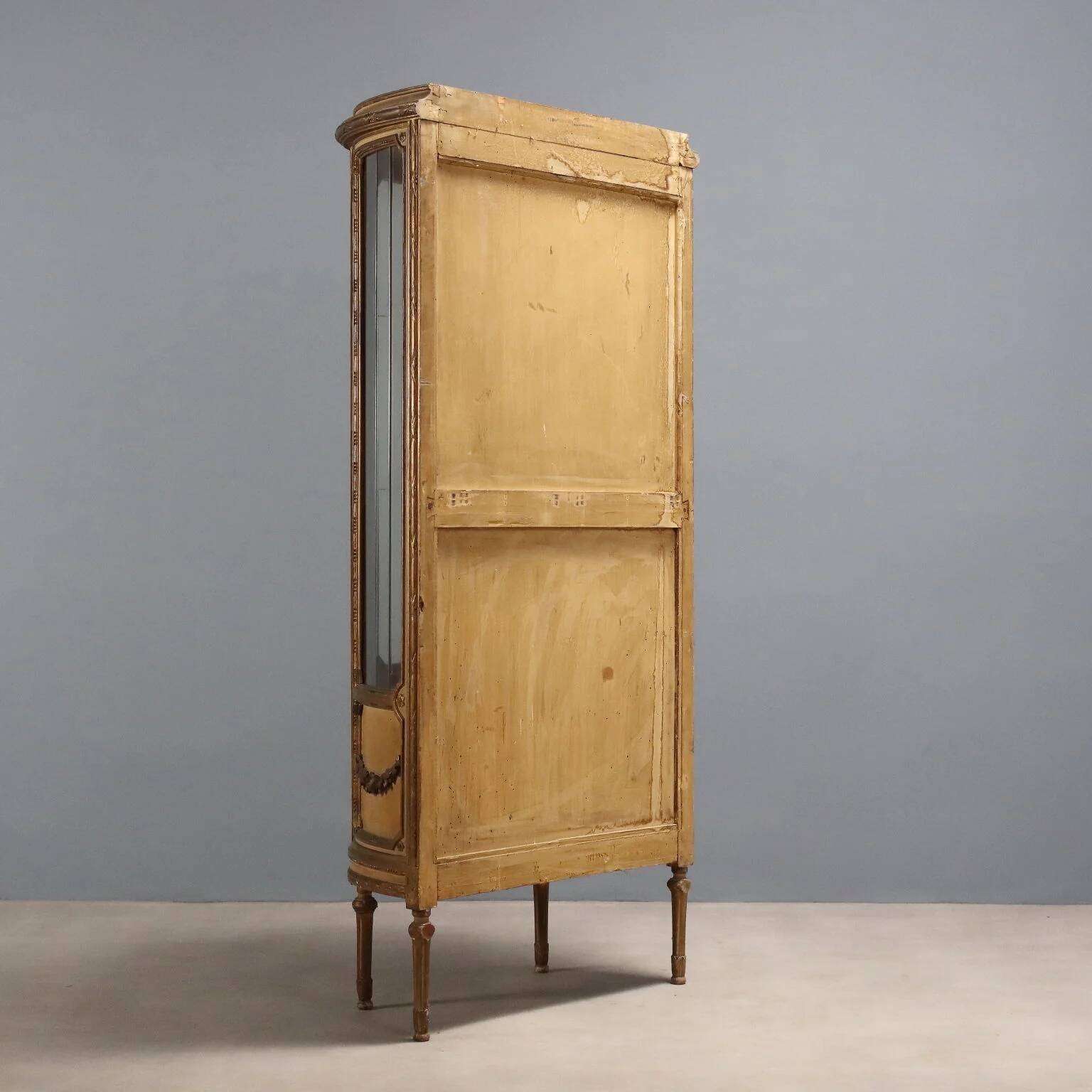 Vitrine ancienne de style néoclassique en bois sculpté, XIXe siècle