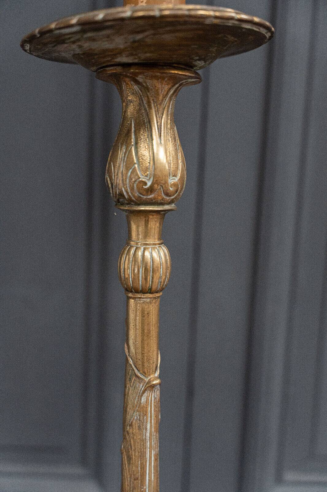 Lampadaire en bronze doré Napoléon III pieds griffes décor de feuillage