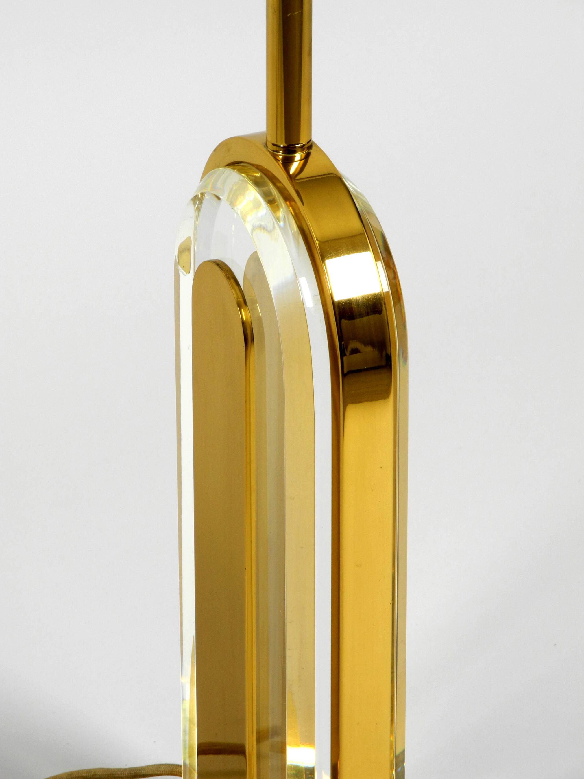 Lampe de table en verre et laiton XXL des années 1970 de la collection Vereinigte Werkstätten.