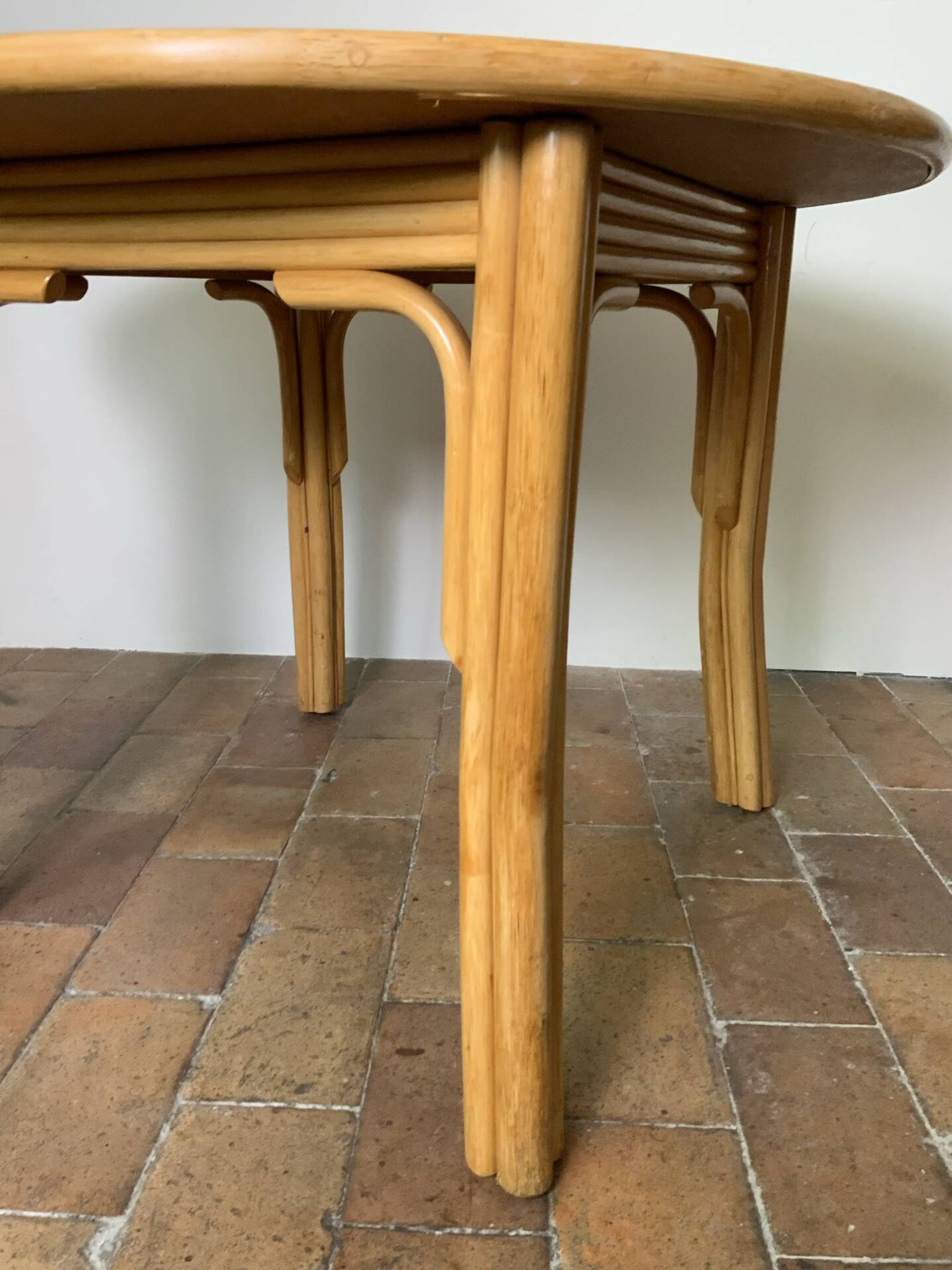 Round dining table
